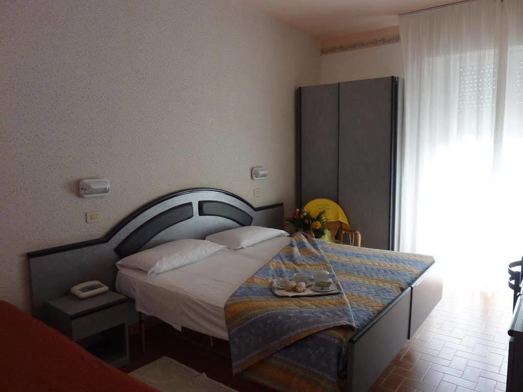 Hotel Nobel Gabicce Mare Exterior photo